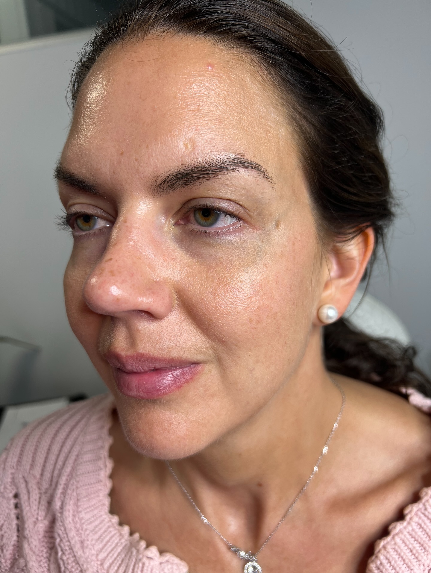 Farzana, certifierad PMU-specialist och grundare av Seldin Beauty