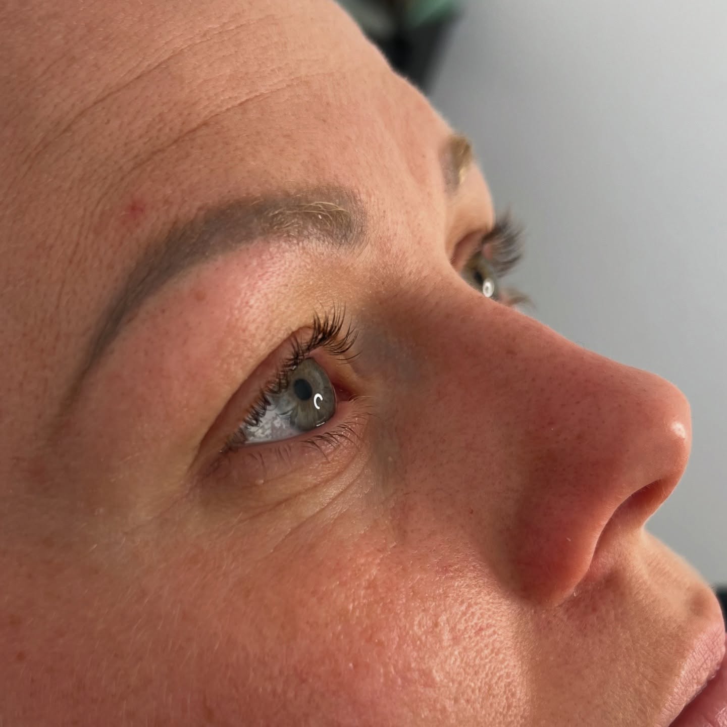 Naturliga bryn efter microblading hos Seldin Beauty i Ludvika